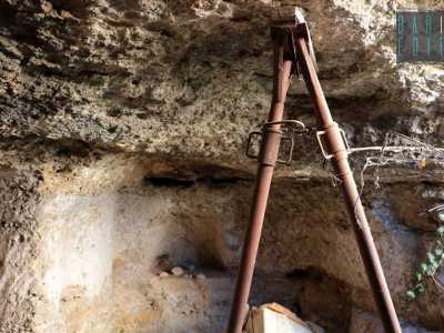 Anche qui troviamo ammassi di pietre e due puntelli in ferro utili a sostenere il soffitto